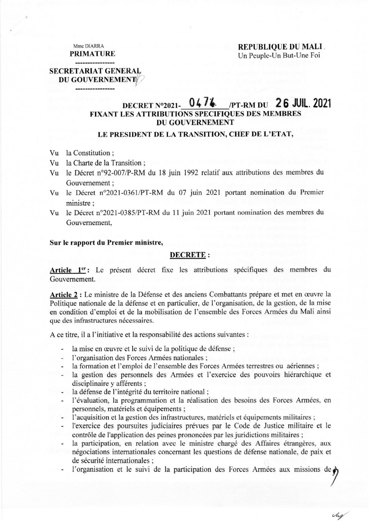 Images de la prémière page du Le décret N°2021-0474/PT-RM, émis par le Président de la Transition du Mali le 26 juillet 2021, précise les responsabilités des membres du gouvernement malien. Ce décret, aligné sur la Constitution et la Charte de la Transition, assigne des rôles clés à chaque ministre, renforçant ainsi l'efficacité de l'administration publique et la concrétisation des objectifs nationaux. L'article 25 de ce décret attribue au ministre de l'Artisanat, de la Culture, de l'Industrie hôtelière et du Tourisme des tâches cruciales. Il est chargé de promouvoir une culture ancrée dans les valeurs de la société malienne et de la civilisation universelle. Cela englobe la promotion des créations littéraires, artistiques et culturelles, la protection et la valorisation du patrimoine culturel national, ainsi que la diffusion de la culture malienne à l'international. Le ministre veille également à protéger les droits d'auteur, à lutter contre la piraterie et à mettre en place des politiques régionales pour le développement culturel. Dans le secteur du tourisme, il élabore des politiques pour diversifier et valoriser les sites et produits touristiques, contribuant ainsi au développement économique du pays. Ce décret offre ainsi une structure claire aux ministères, assurant leur rôle essentiel dans la mise en œuvre des politiques publiques. Il renforce la gouvernance du pays en garantissant une gestion efficace des secteurs clés tels que l'artisanat, la culture, l'industrie hôtelière et le tourisme, préservant ainsi les intérêts nationaux du Mali.