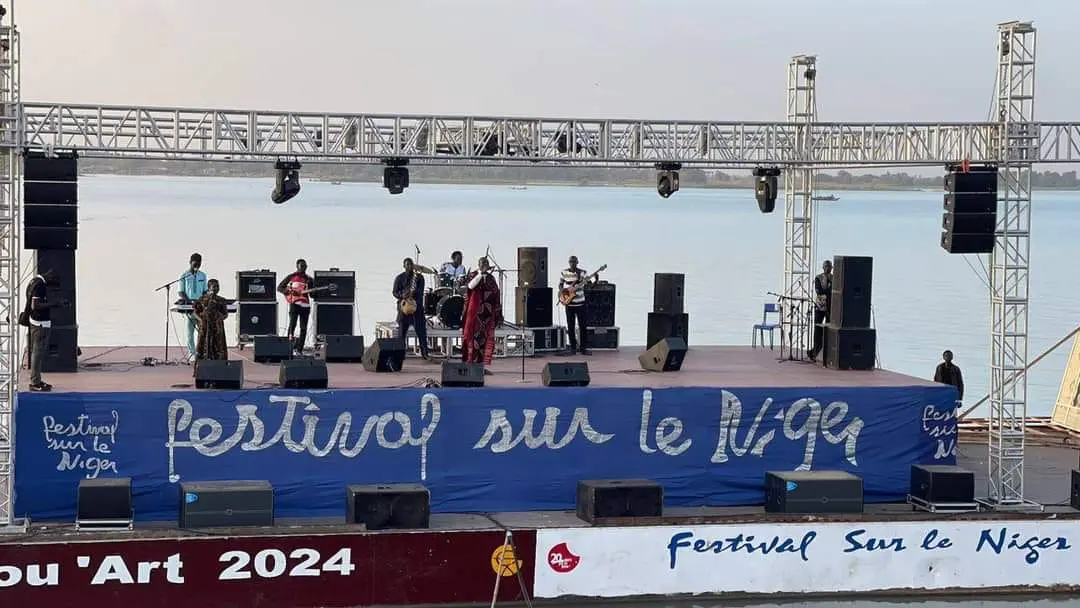 Découvrez la vibrante 20e Édition du Ségou'Art-Festival sur le Niger! Musique, danse, débats et expositions célèbrent la culture malienne et africaine. Rejoignez-nous pour une aventure culturelle unique.