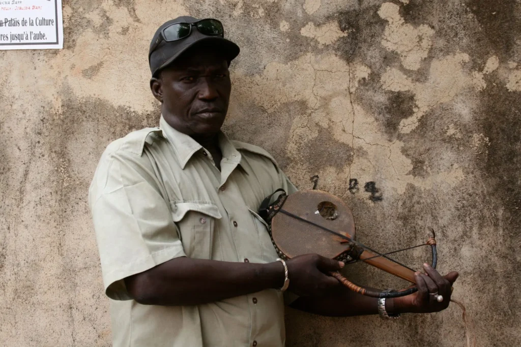 Explorez les histoires et la musique de Djeli Mady, Mangala Camara, Dejenba Seck et Toumani Diabate dans le documentaire 'Music in Mali'