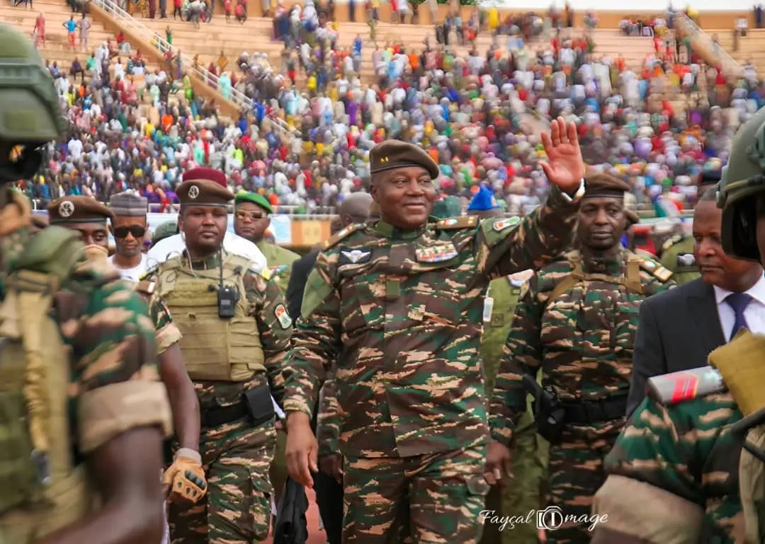 Découvrez la première édition de la semaine culturelle Al Ada Son Kasa Labo Bakasinai à Niamey, célébrant le premier anniversaire du CNSP et le 64ème anniversaire de l'indépendance du Niger. Un événement marqué par des performances culturelles, des discours inspirants et une riche diversité artistique.