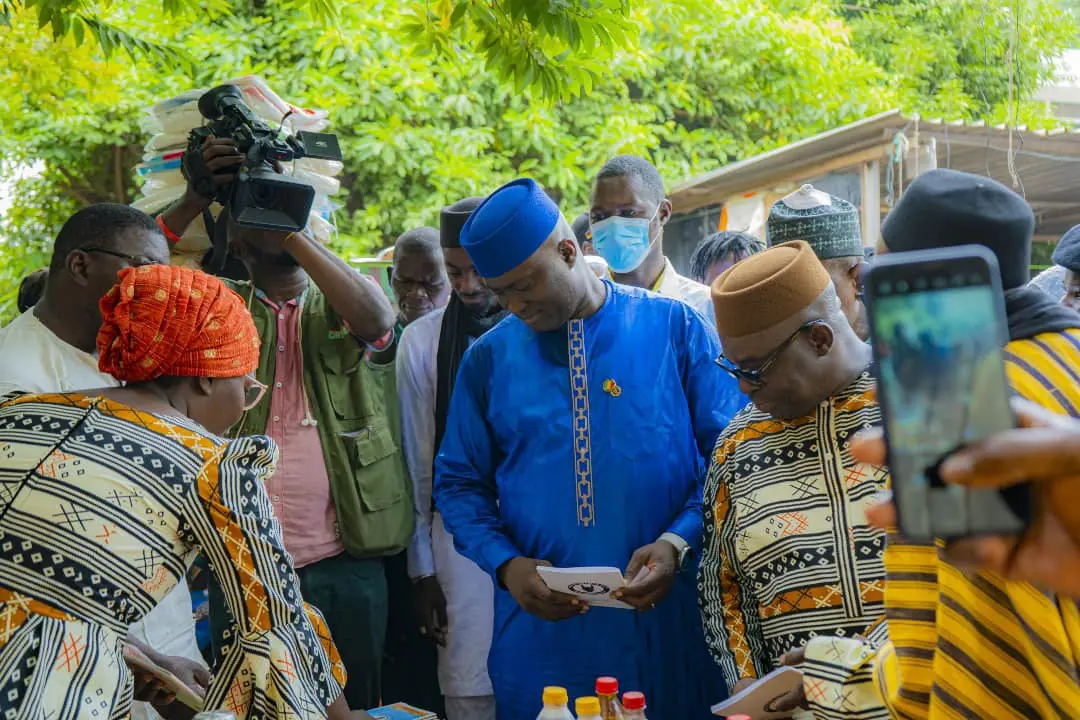 Jeunes artistes et troupes traditionnelles se produisant lors de la 6ᵉ édition du Festival des Cultures Traditionnelles à la Maison des Jeunes de Bamako, octobre 2024.