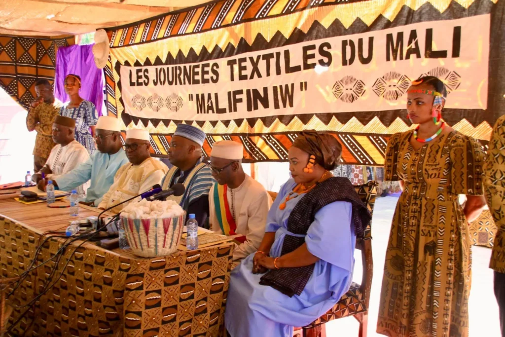 Stand de tissus en coton malien 100 % naturel au village artisanal de MaliFini