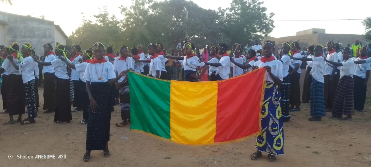 Spectacle de danse traditionnelle au Festival Khasso Coumbemba à Oussoubidiagna, célébrant la paix et la cohésion sociale.